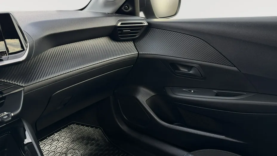 PEUGEOT 208 -