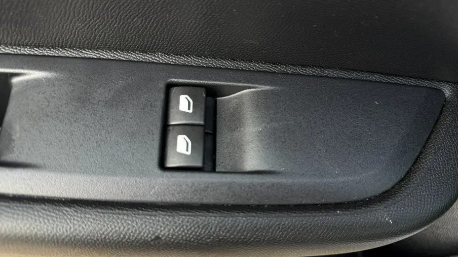 PEUGEOT 208 -