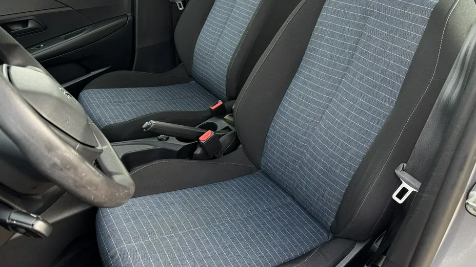 PEUGEOT 208 -