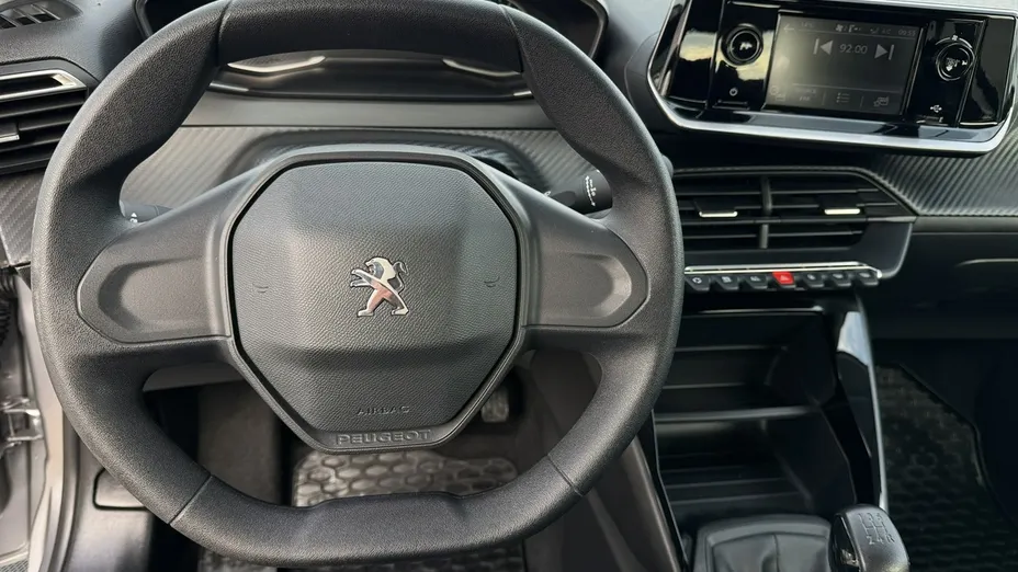 PEUGEOT 208 -
