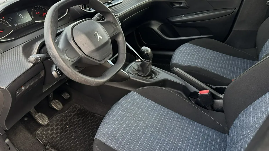 PEUGEOT 208 -