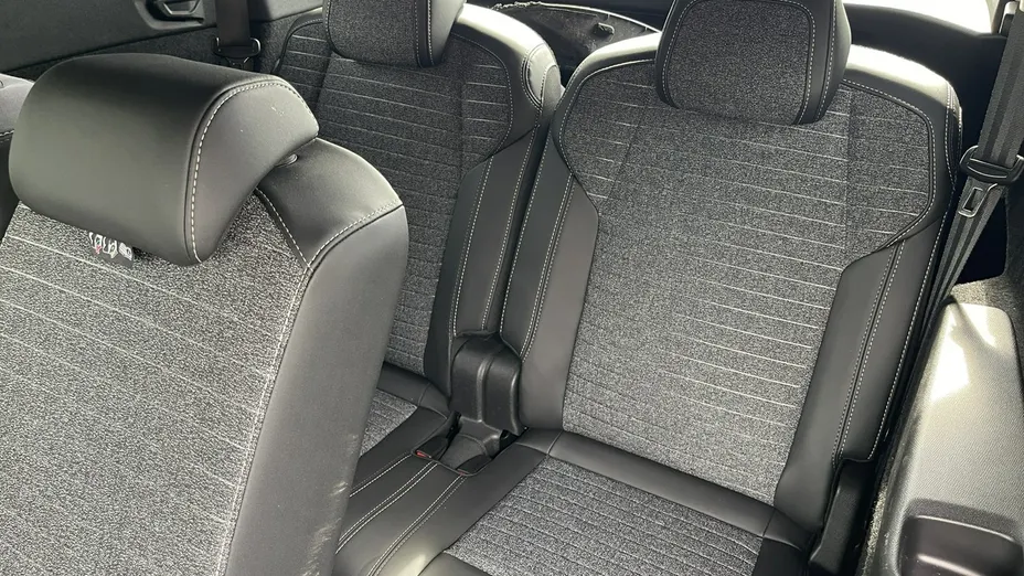 PEUGEOT 5008 -