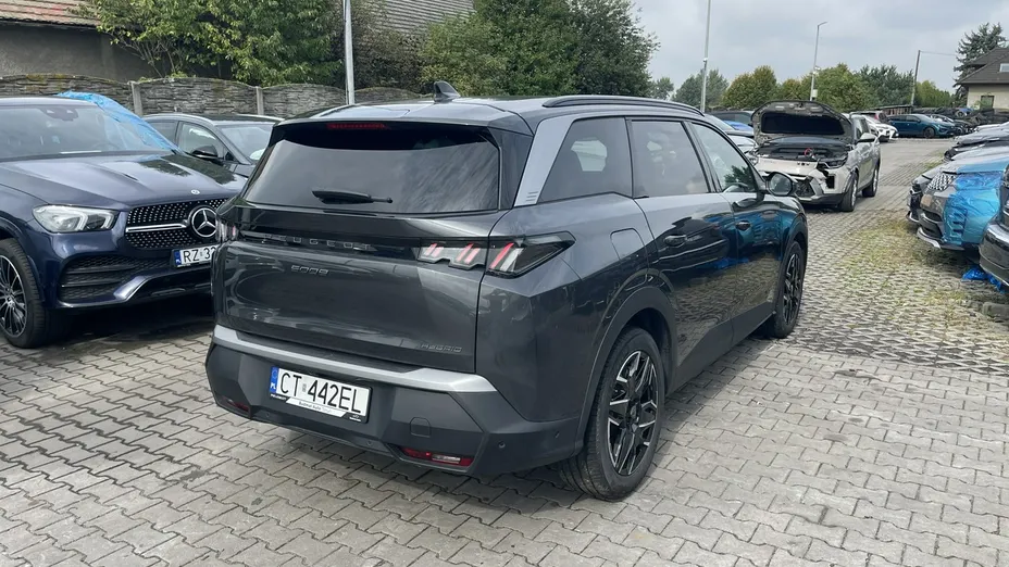 PEUGEOT 5008 -