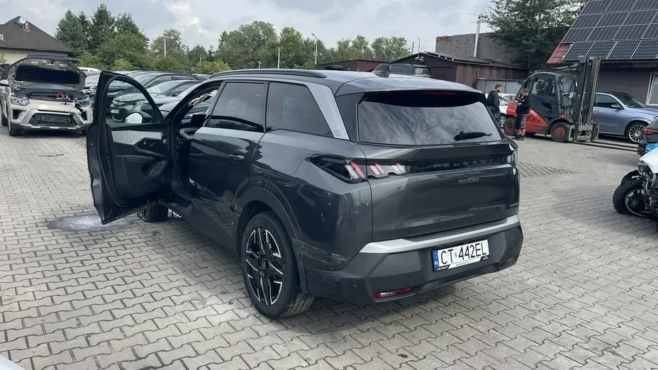 PEUGEOT 5008 -