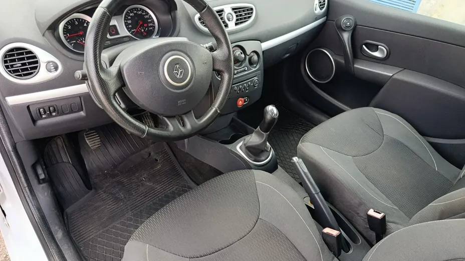 RENAULT Clio -