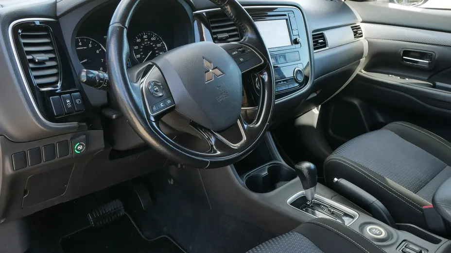 MITSUBISHI Outlander -