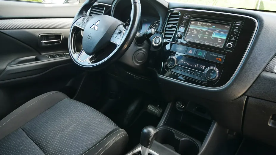 MITSUBISHI Outlander -