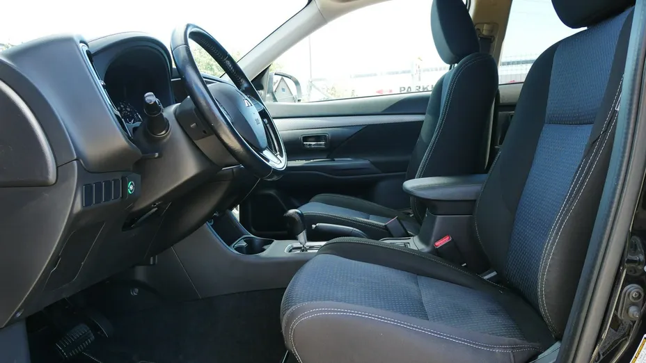 MITSUBISHI Outlander -