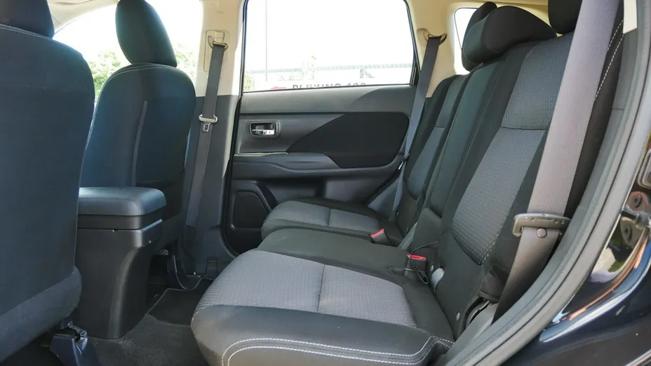 MITSUBISHI Outlander -