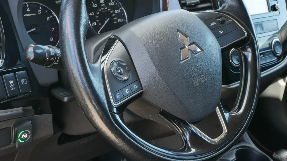 MITSUBISHI Outlander -