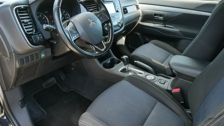 MITSUBISHI Outlander -