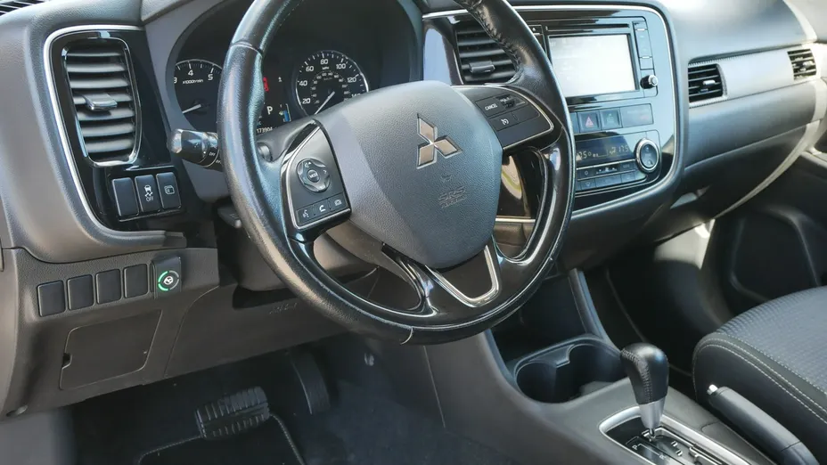 MITSUBISHI Outlander -