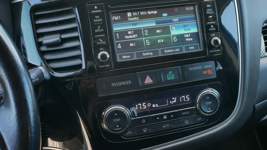 MITSUBISHI Outlander -