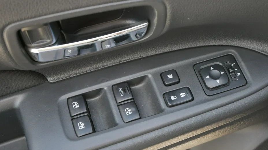 MITSUBISHI Outlander -