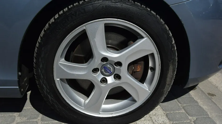 VOLVO V40 -