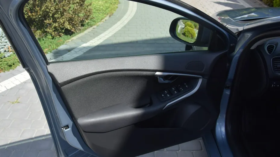 VOLVO V40 -