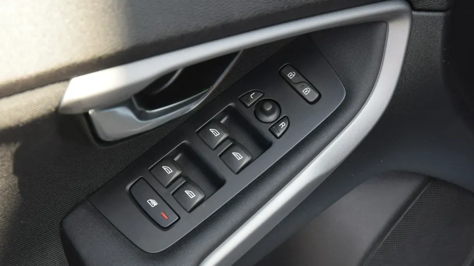 VOLVO V40 -