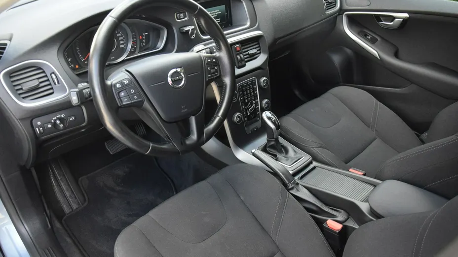 VOLVO V40 -