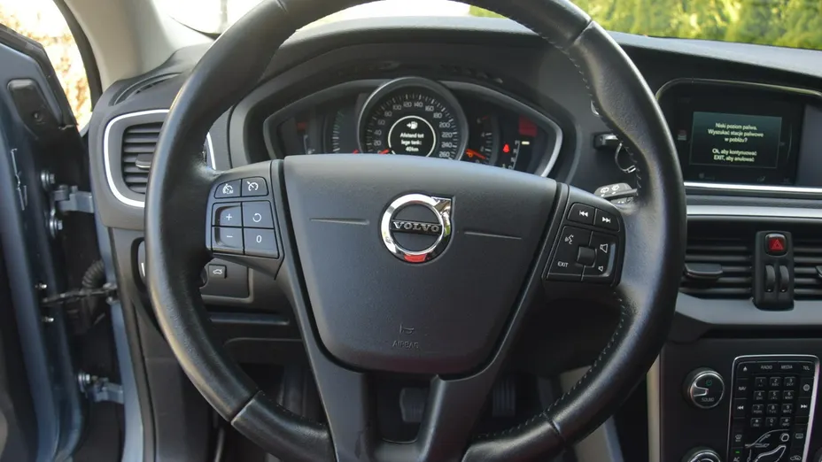 VOLVO V40 -