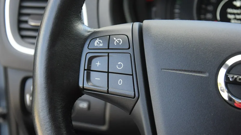 VOLVO V40 -