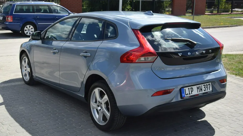 VOLVO V40 -