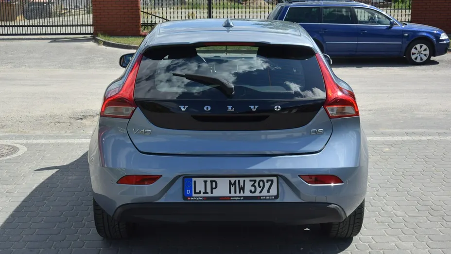 VOLVO V40 -