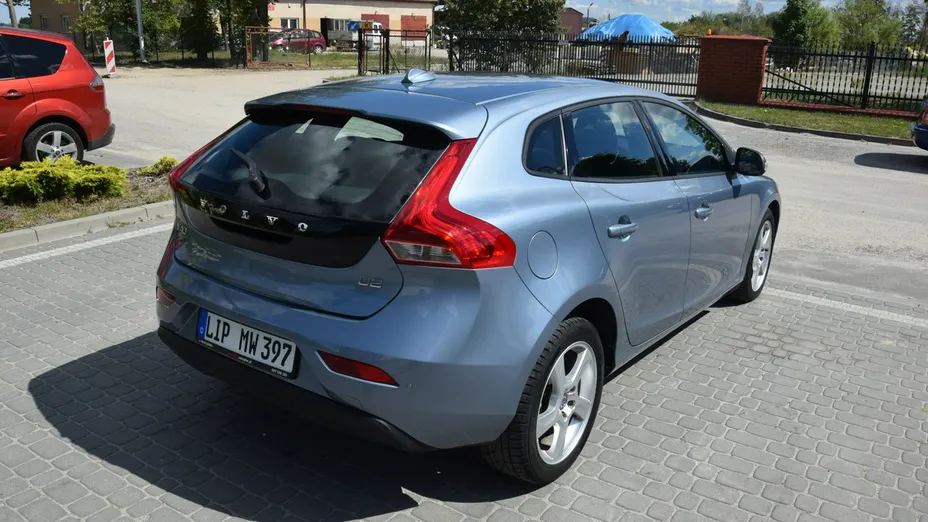 VOLVO V40 -