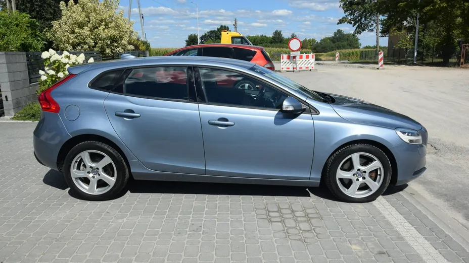 VOLVO V40 -