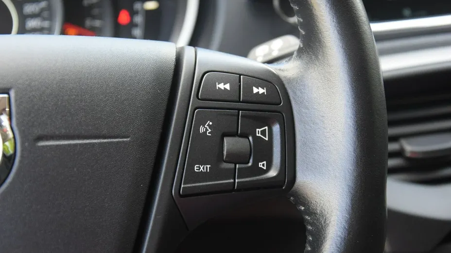 VOLVO V40 -