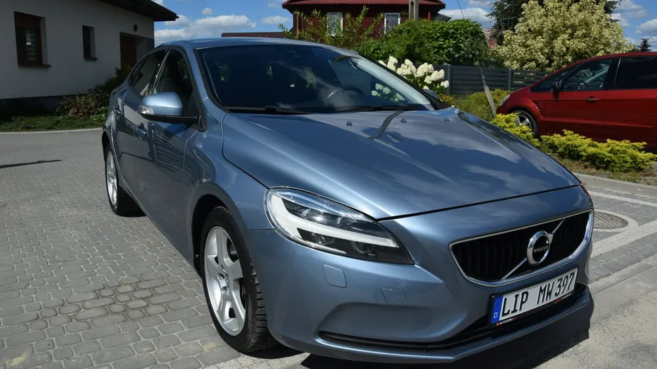VOLVO V40 -