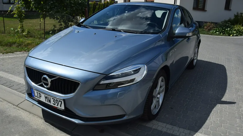 VOLVO V40 -