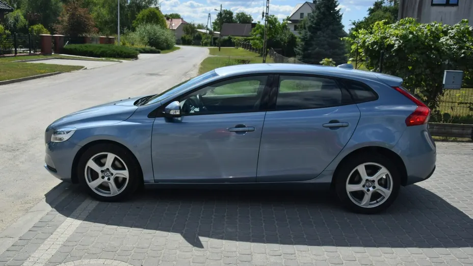 VOLVO V40 -