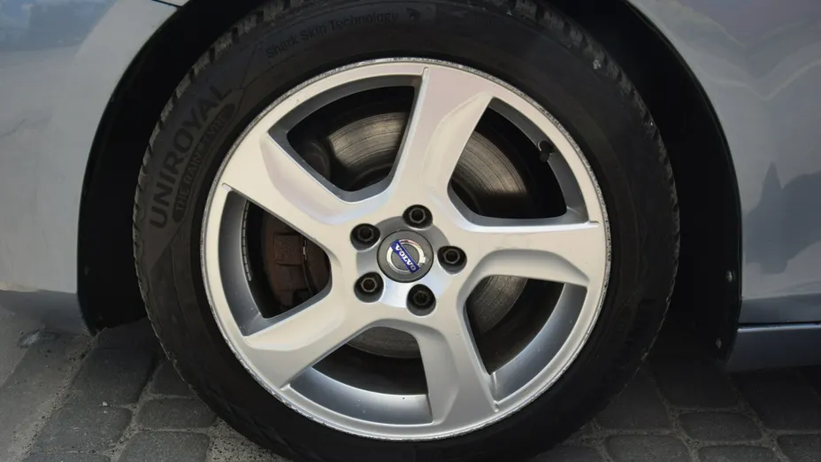 VOLVO V40 -