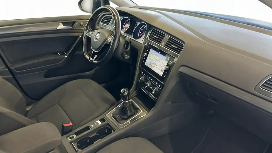 VOLKSWAGEN Golf -