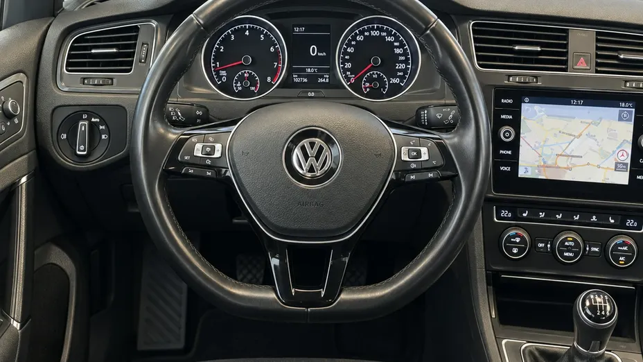VOLKSWAGEN Golf -