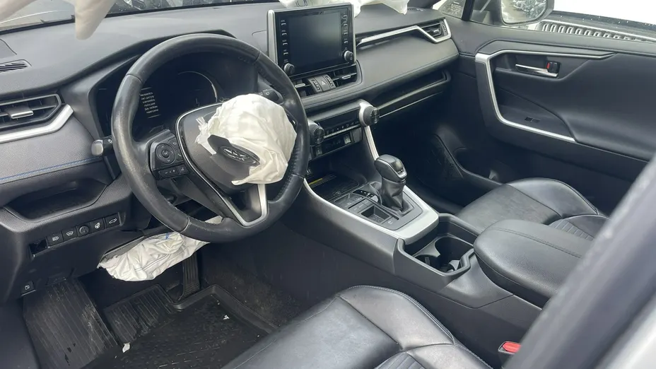 TOYOTA RAV4 -
