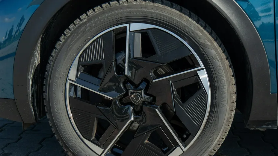 PEUGEOT 408 -