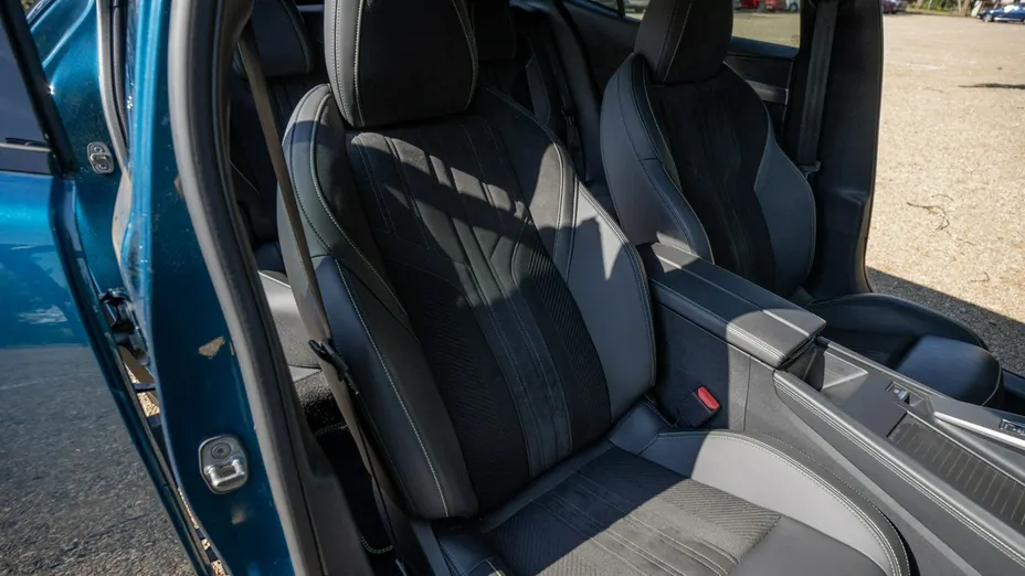 PEUGEOT 408 -
