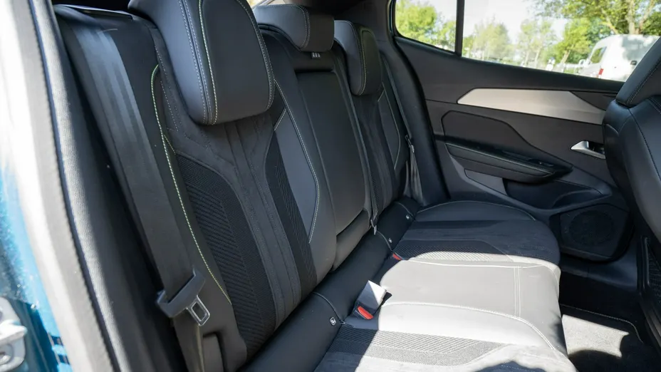 PEUGEOT 408 -