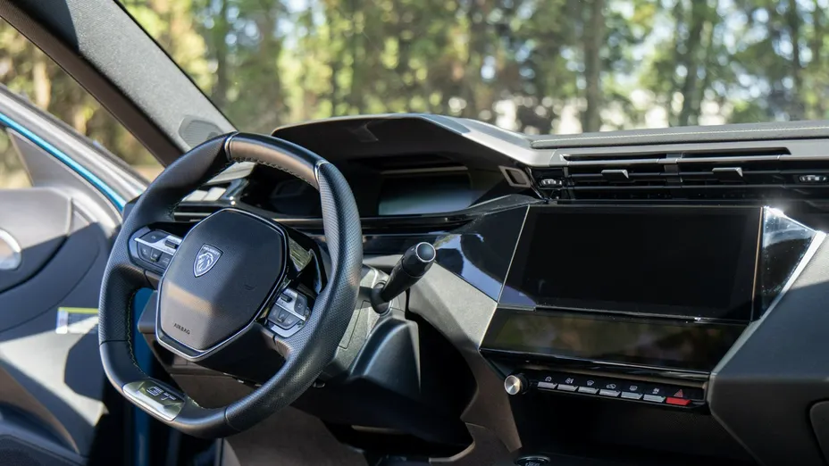 PEUGEOT 408 -