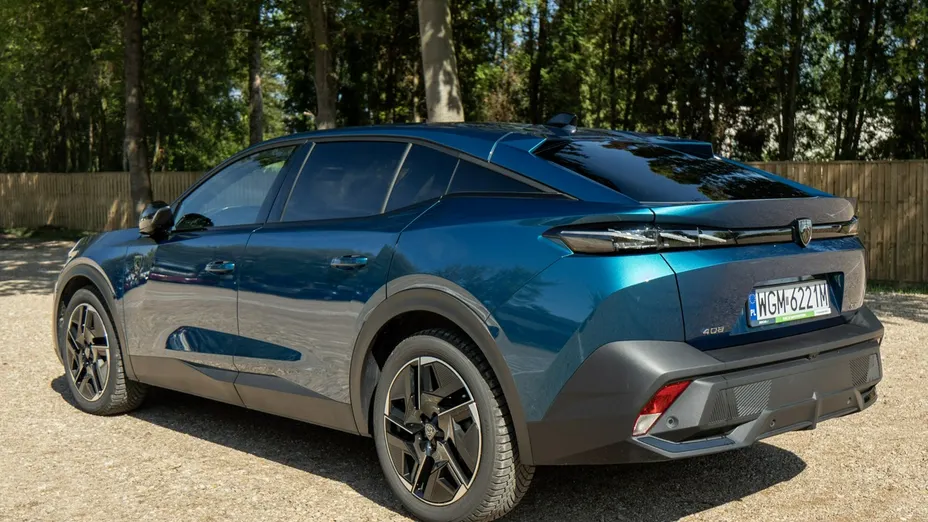 PEUGEOT 408 -