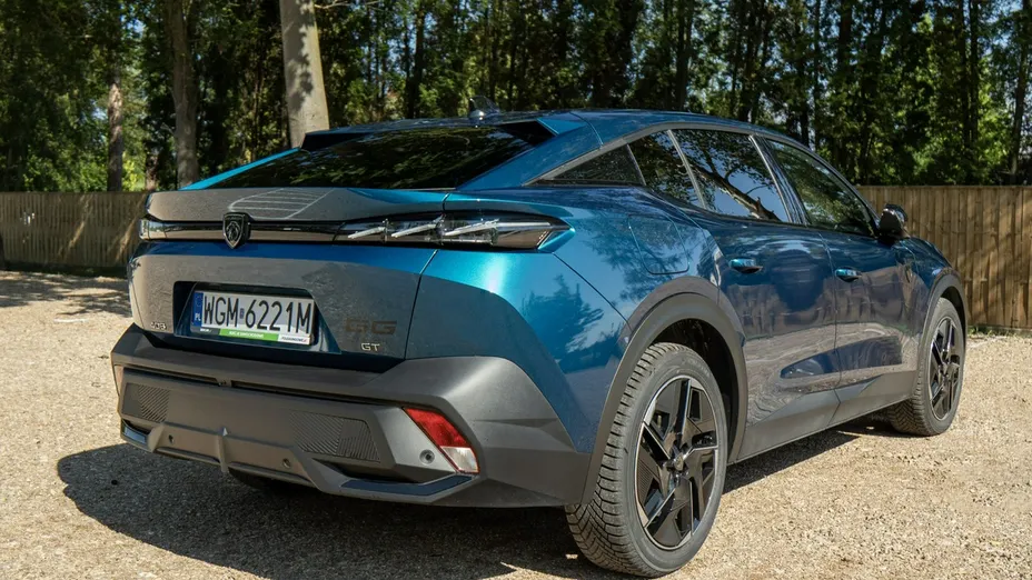 PEUGEOT 408 -