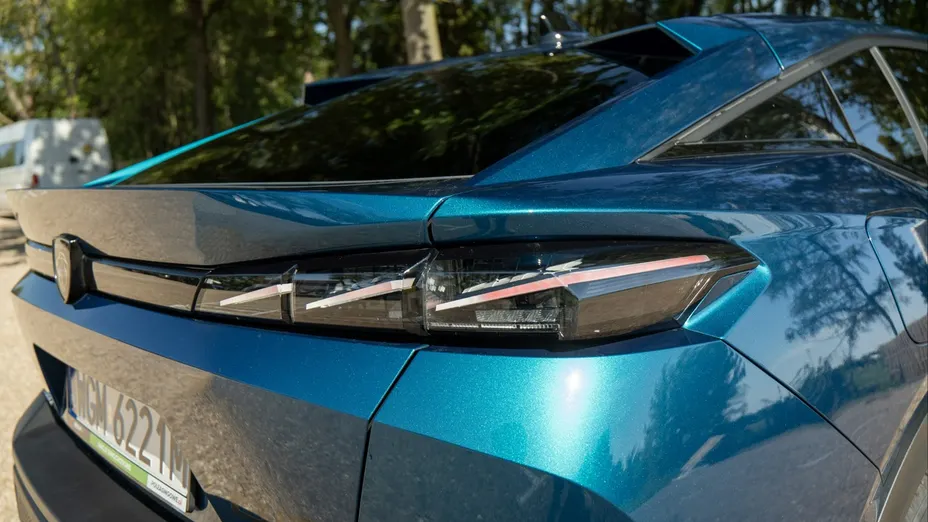 PEUGEOT 408 -