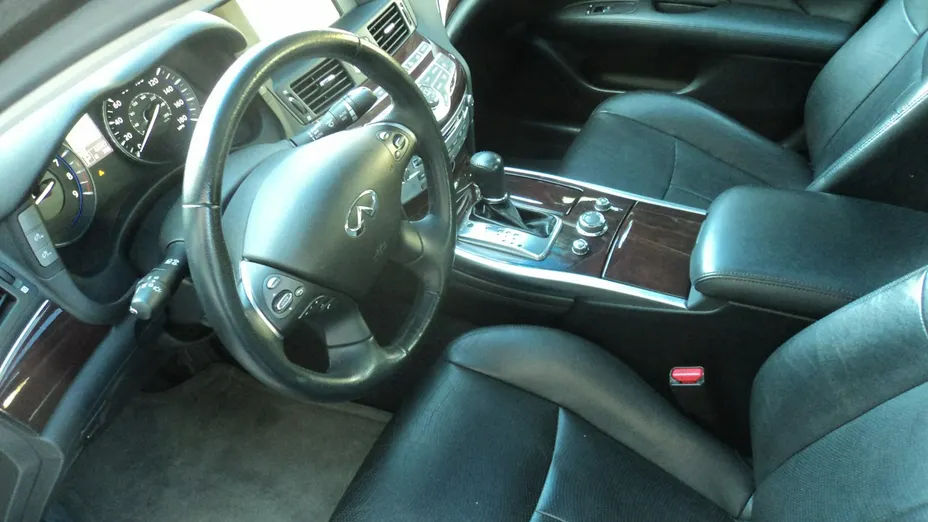 INFINITI M -