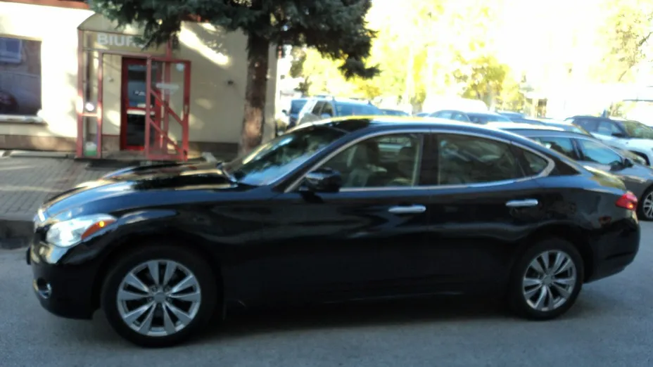 INFINITI M -