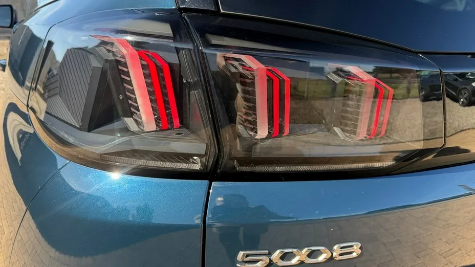 PEUGEOT 5008 -
