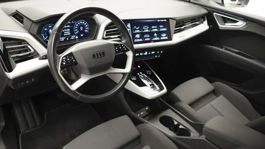 AUDI Q4 -