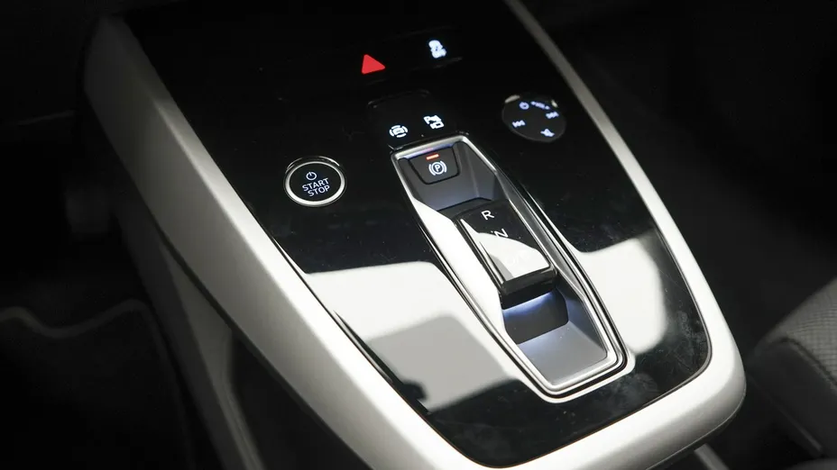 AUDI Q4 -