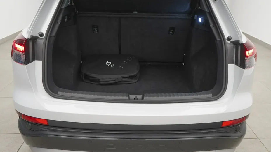 AUDI Q4 -
