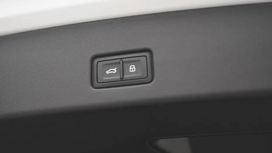 AUDI Q4 -